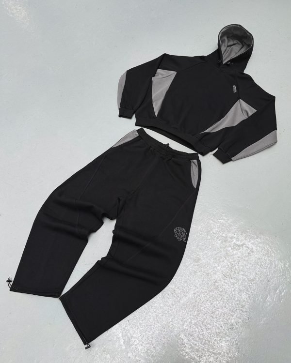 466915430_1800874750716334_5056822132419065931_n-600x750-1.jpg A Mertra Tracksuit – Black - Image 1