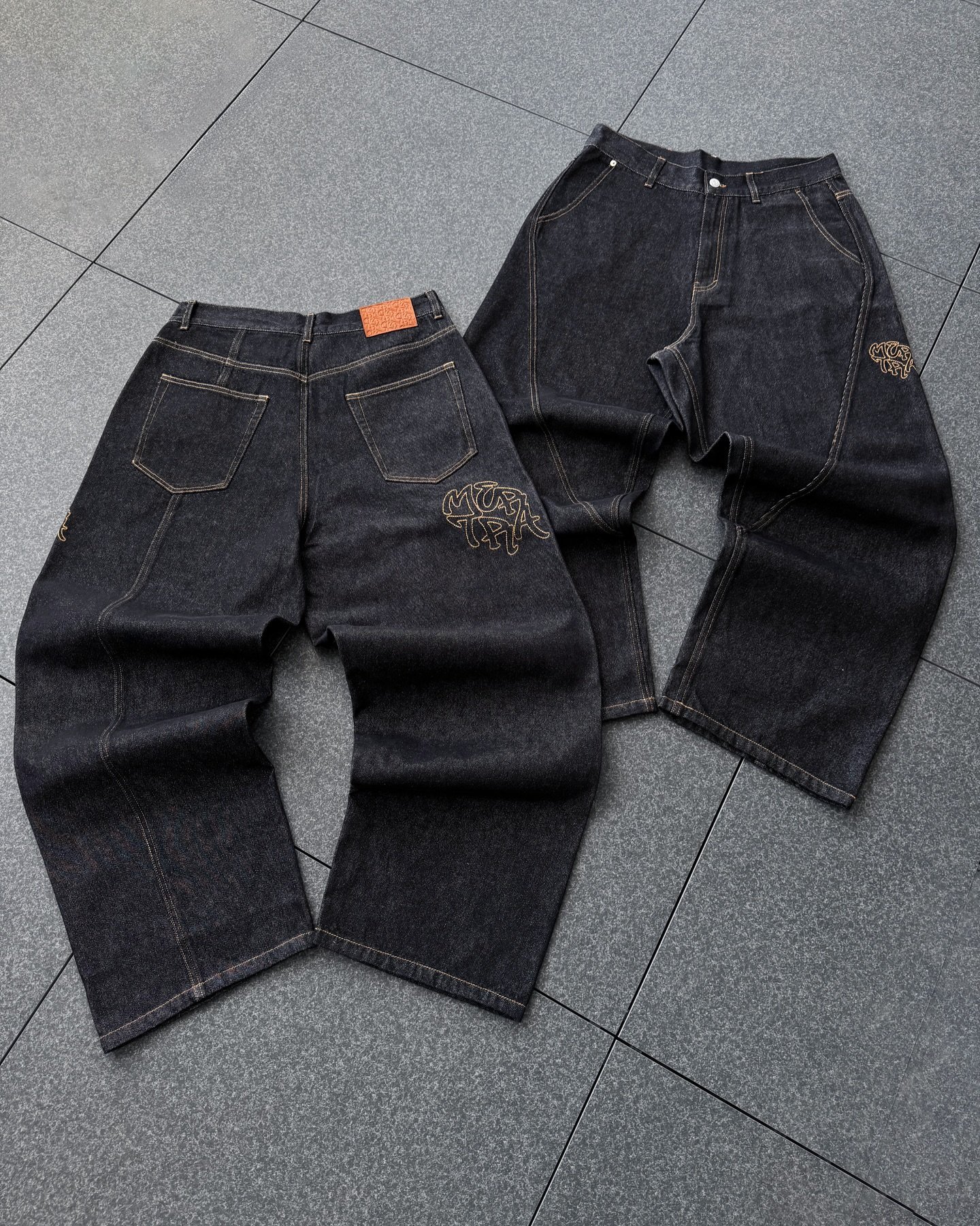 497609262_18034617920641675_1858540016027575677_n.jpg Mertra Jeans Navy - Image 1